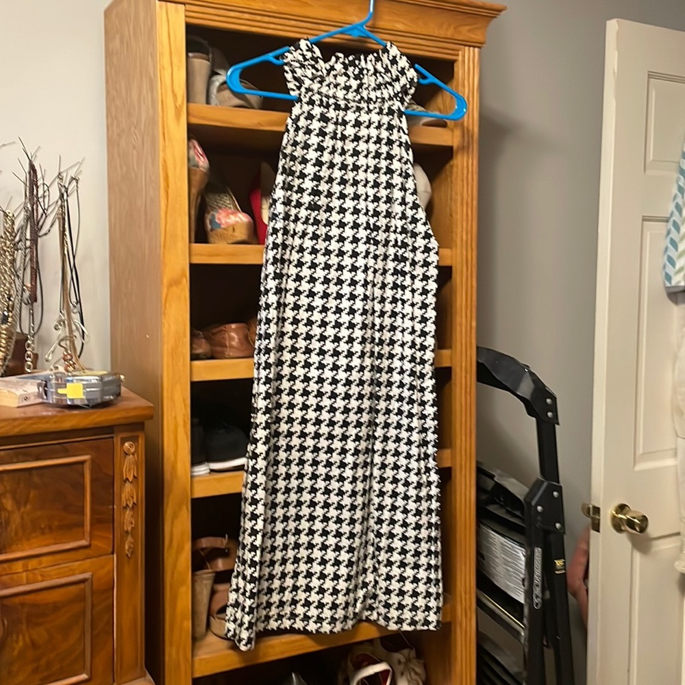 Black and white sleeveless houndstooth dress